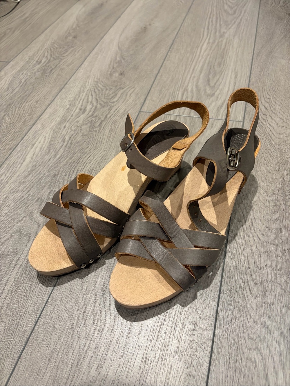 Classic Gray Leather Cross-Strap Women's Sandals